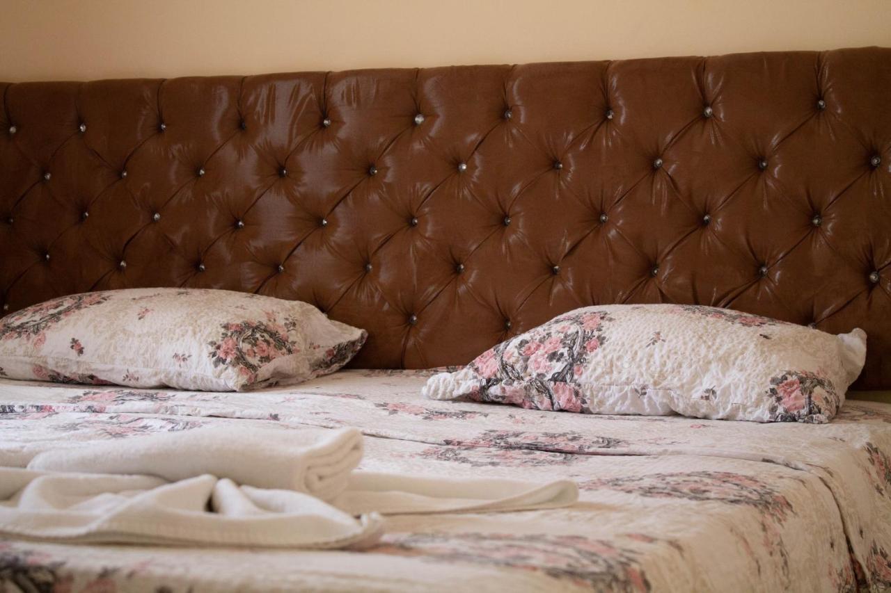Hotel Living Suto Orizari Eksteriør billede