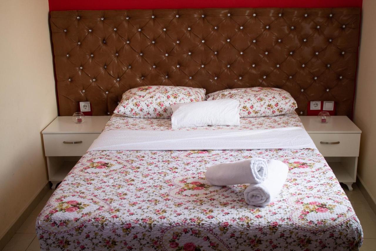 Hotel Living Suto Orizari Eksteriør billede