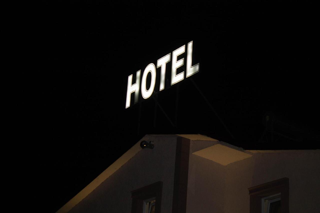 Hotel Living Suto Orizari Eksteriør billede