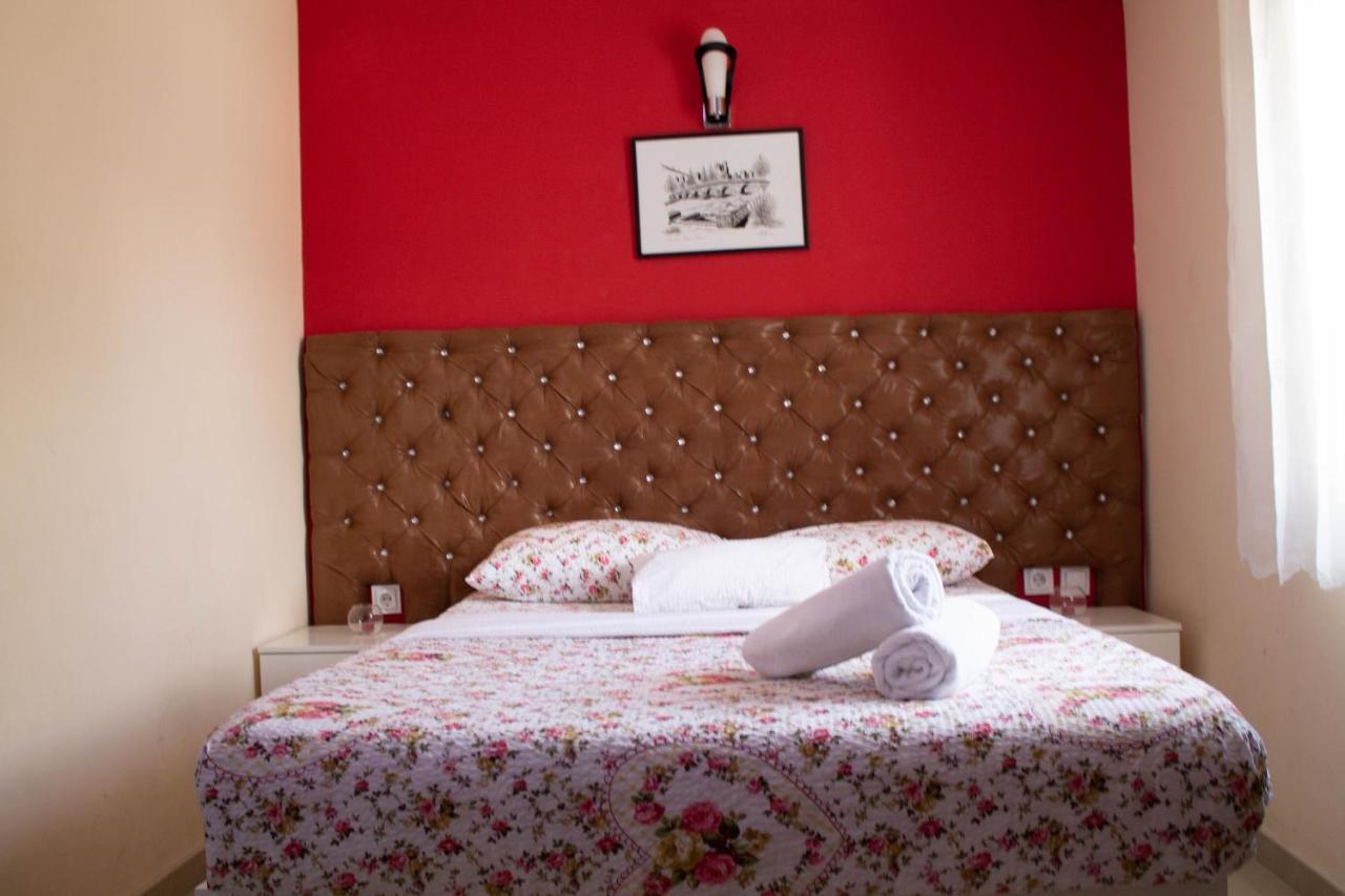 Hotel Living Suto Orizari Eksteriør billede